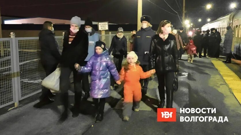 Беженцы из курска в нижнем новгороде. Беженцы из украины в поезде. Беженцы из донбасса. Автобусы с беженцами. Центр помощи беженцам из донбасса курск.