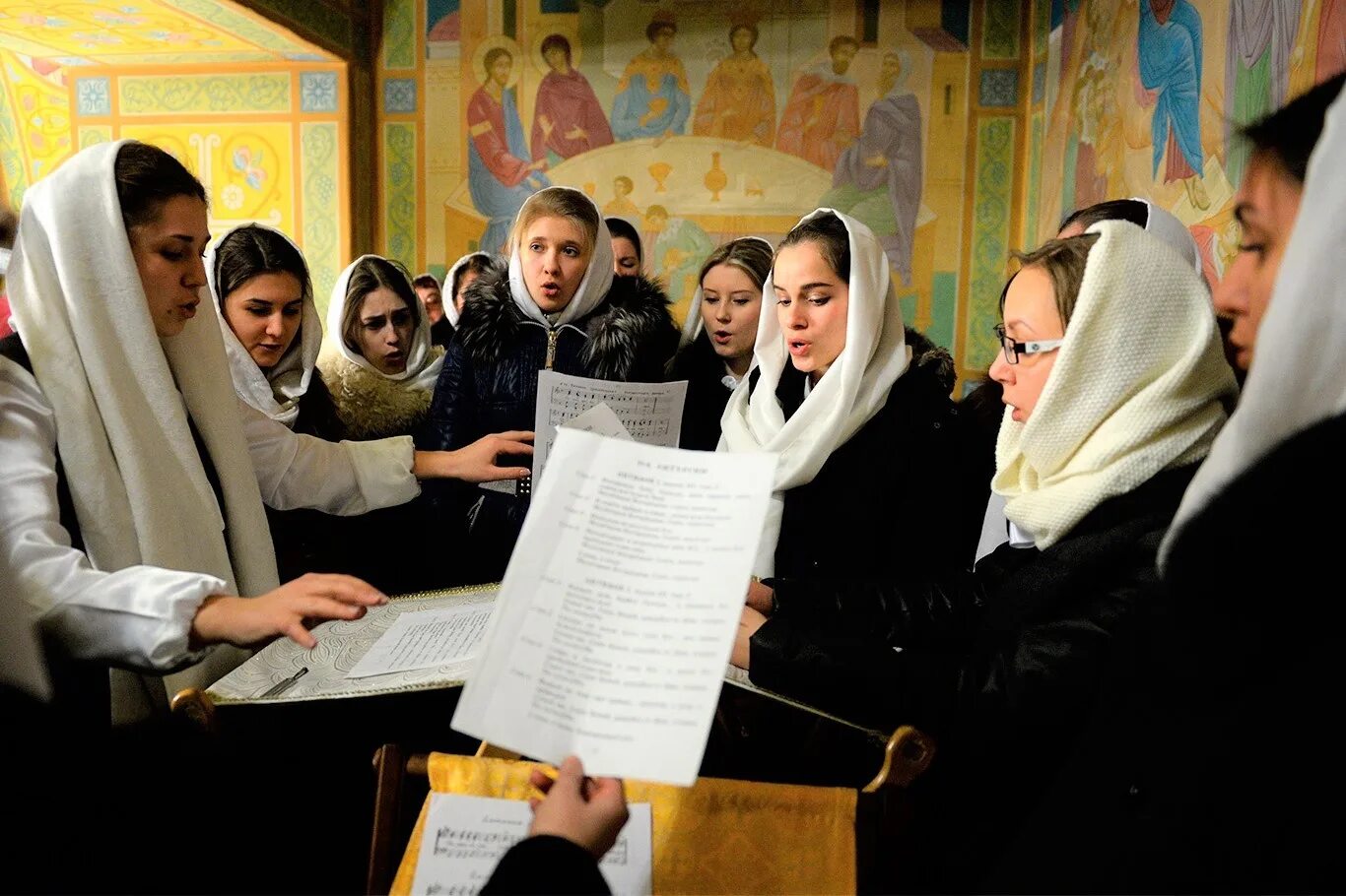 Клирос в православном храме. Регент на клиросе. Православная Церковь клирос. Певчие в церкви.