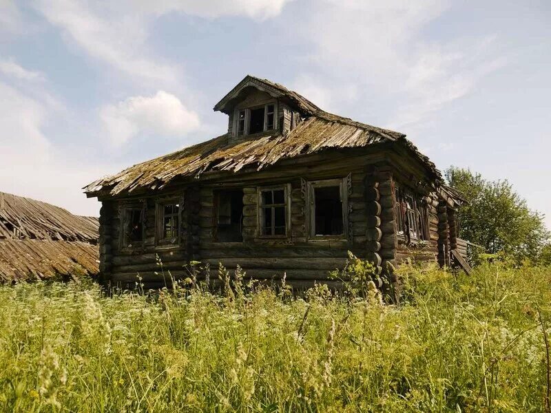 старая заброшенная деревня. российская деревня заброшка. заброшеные деревни костромской области. заброшенный деревенский дом. старый дом.
