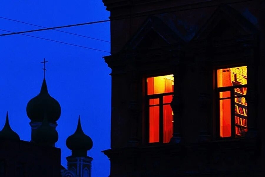 Вечер свет в окне. Вечерние окна домов. Окна в церкви. Храм из окна. Свет из окна в храме.