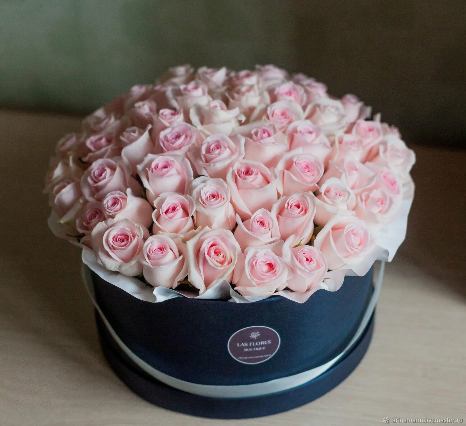 Букеты из мыльных роз в шляпных коробках. Букеты из мыльных роз в шляпных. Букеты в шляпных коробках. Шляпная коробка с мыльными розами. Букеты из мыльных роз в шляпных.