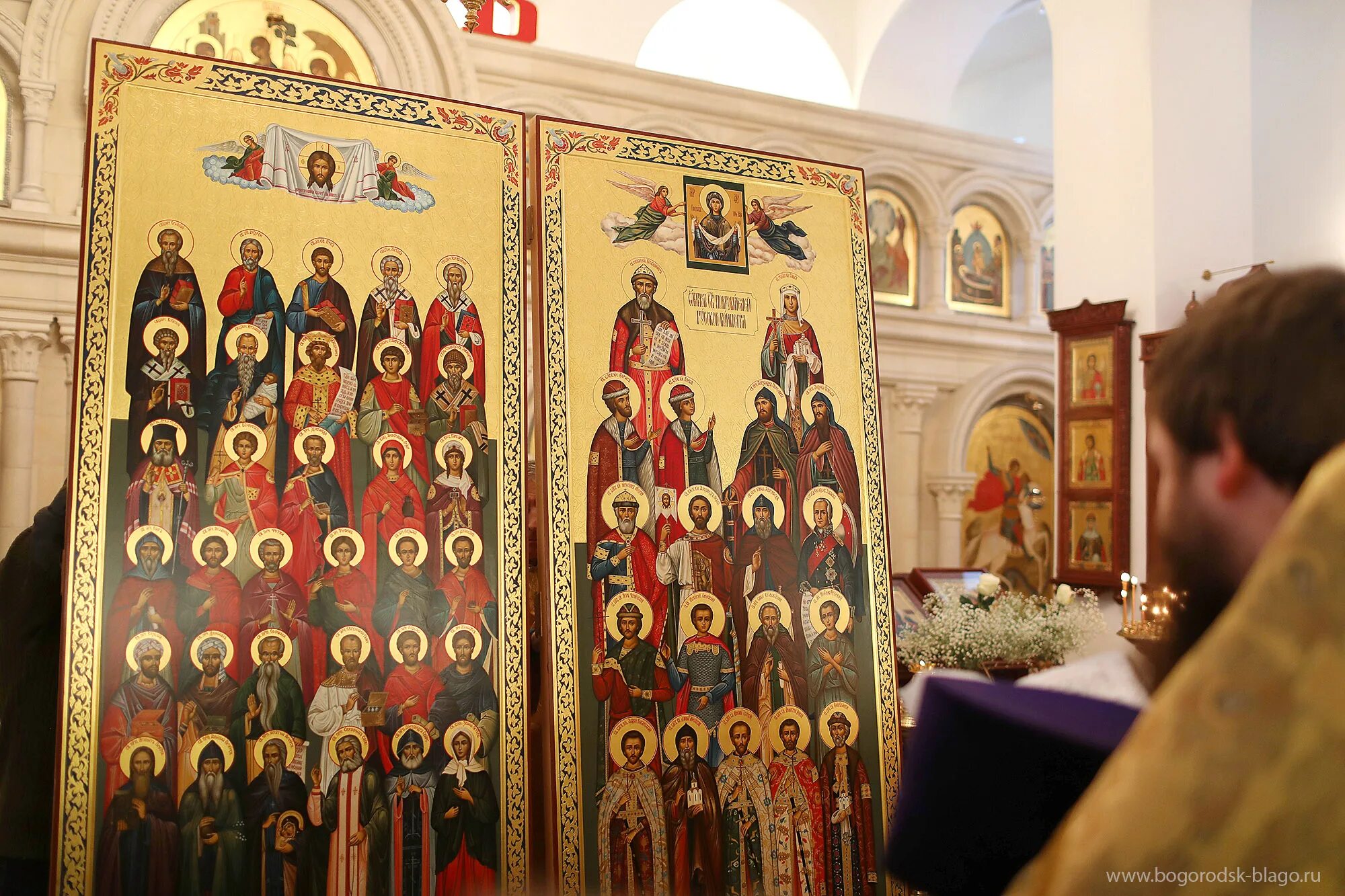 Освящение иконы. Можно дома освятить икону. Храм споручница грешных васкелово. Можно дома освятить икону. Икона освященная.