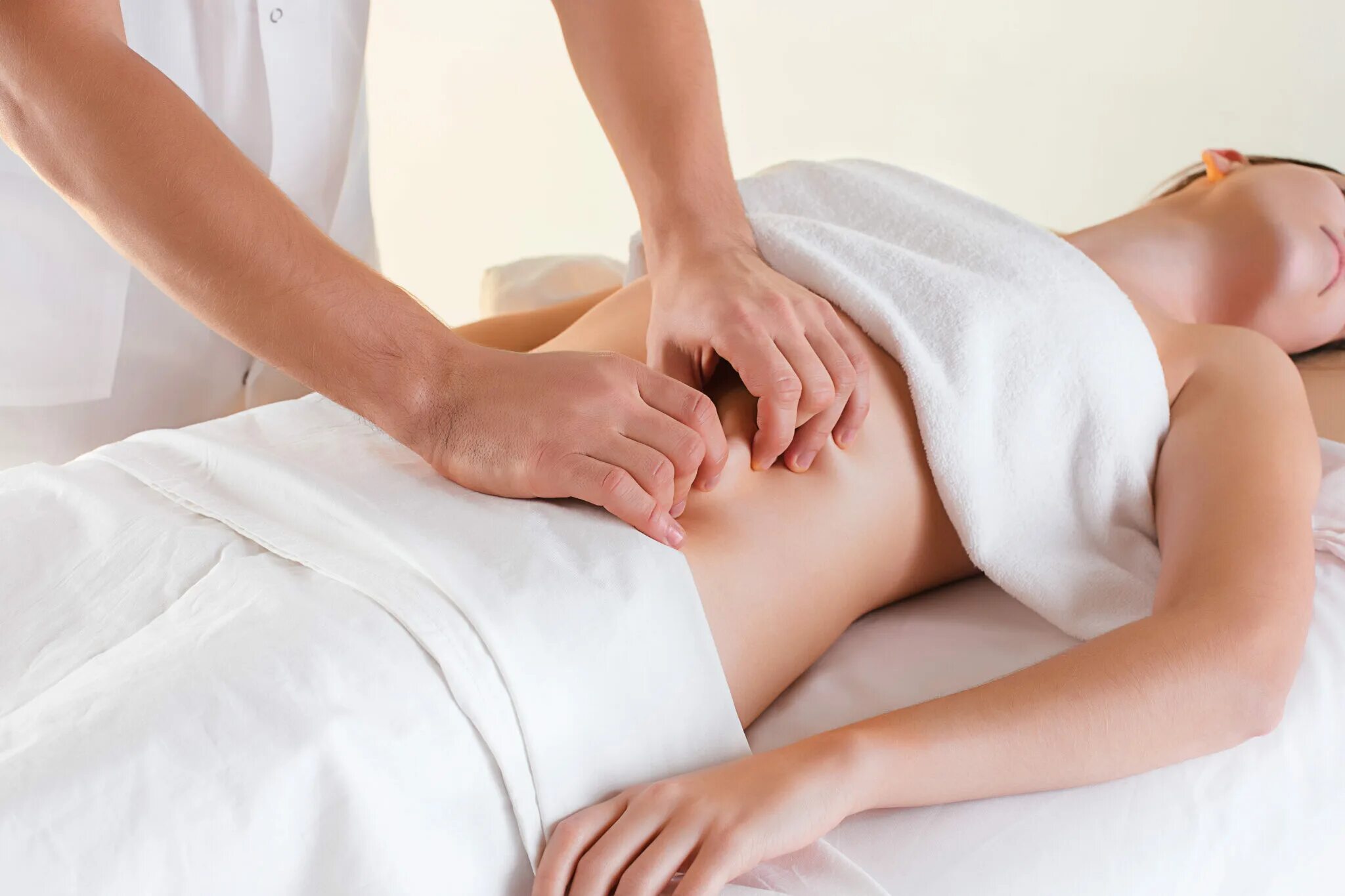 Massage m. Массаж фото. Висцеральный массаж живота. Массаж ягодиц для женщин. Антицеллюлитный массаж детям.