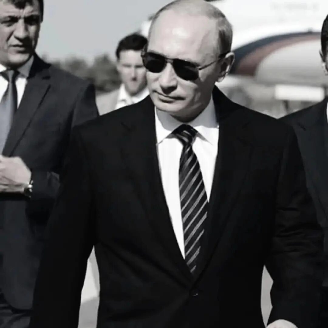 Не важно что за спиной у кисы. Фото Путина в очках.