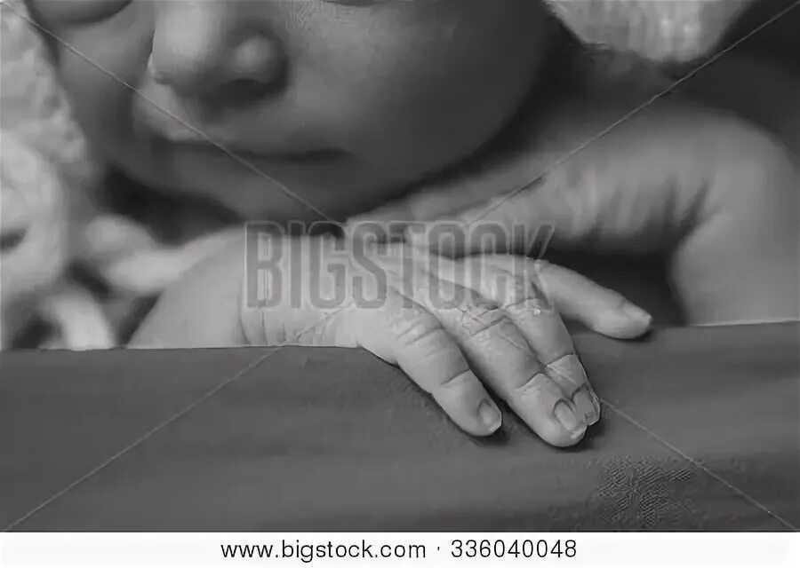 Обнимает палец. Обнимает палец новорожденного. Ребенок обхватывает ручками голову. Фото руки обнимают ручку новорожденного.