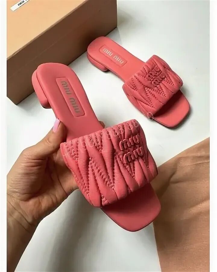 Шлепки miu miu. Шлепки миу миу. шлепанцы miu miu qultura. плетеные шлепки miu miu.