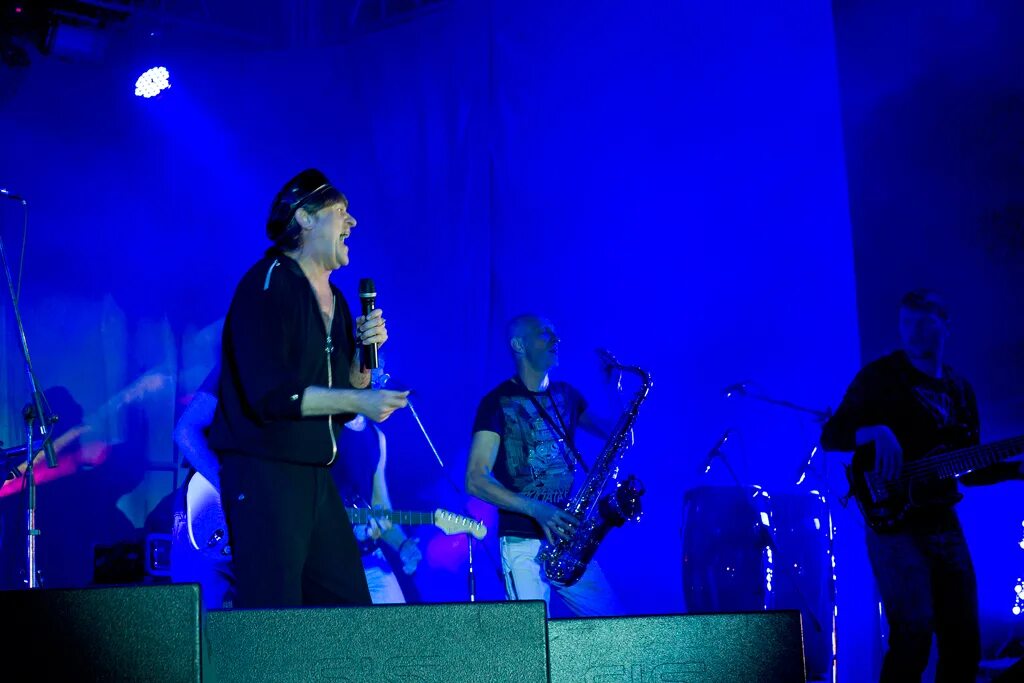 Концерт вектор. Выступление виктора. Виктор цой лужники 1990. Концерт виктора королева 2017. Выступление виктора.