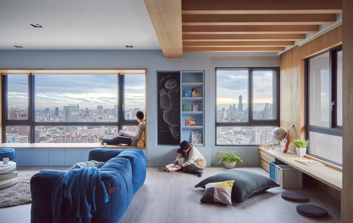 Семья в новой квартире. Семья на фоне новостройки. Уютная квартира с панорамными окнами. Семья в новой квартире. Современное жилье человека.