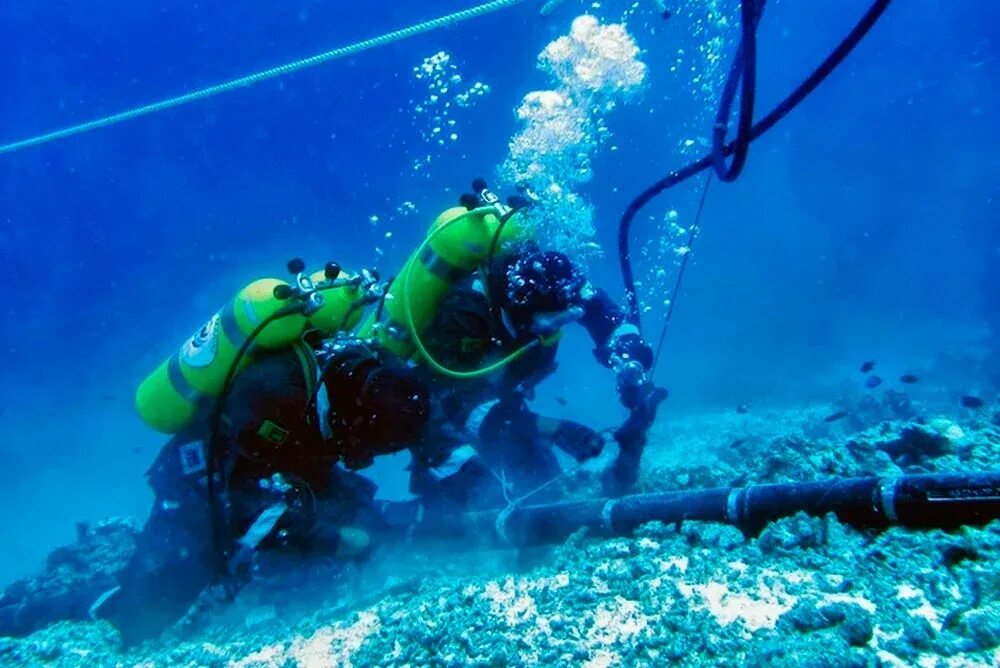 Кабели интернета на дне океана. Подводный кабель. Подводный интернет кабель. Подводные трубопроводы. Водолаз на дне моря.