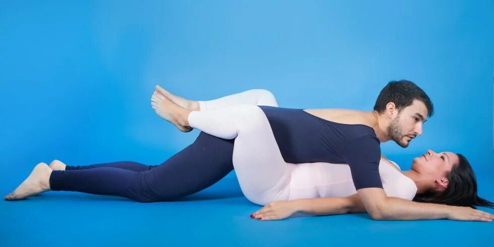 традиционная поза. мамы миссионер. мужчина и женщина занимаются. коленопреклоненная поза. мамы миссионер.