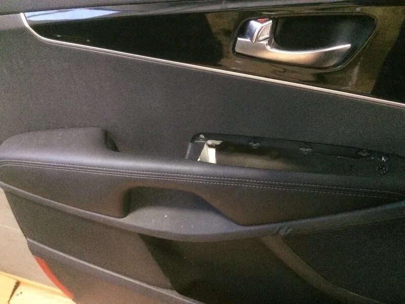 Центральная стойка нижняя обшивка на соренто прайм. Обшивка двери соренто. Обшивка двери соренто. Дверная карта соренто xm. Kia sorento двеиные обливки.