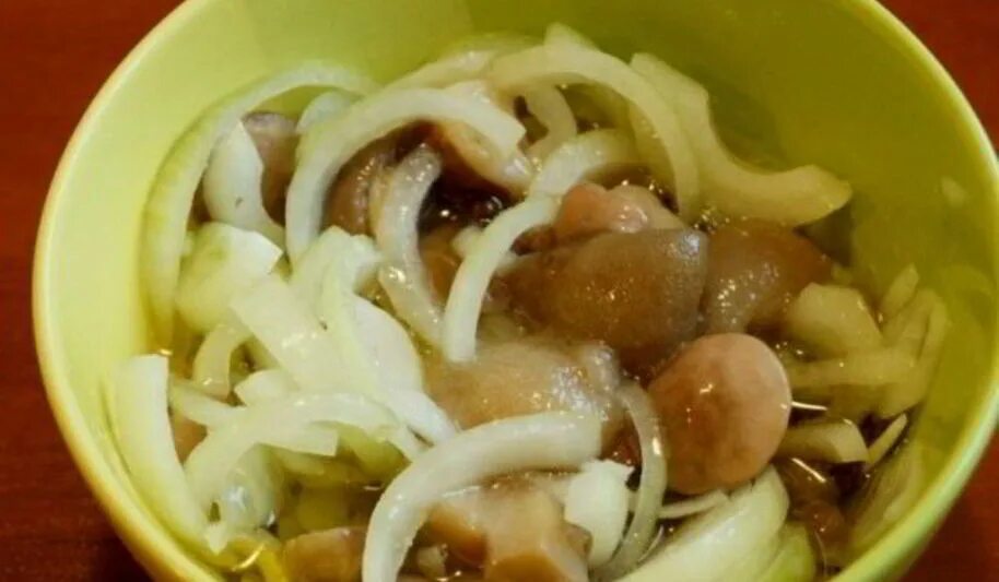 Салатик с маринованными шампиньонами. Салат с маслятами. Салат с консервированными грибами. Салат с опятами. Салат с маслятами.