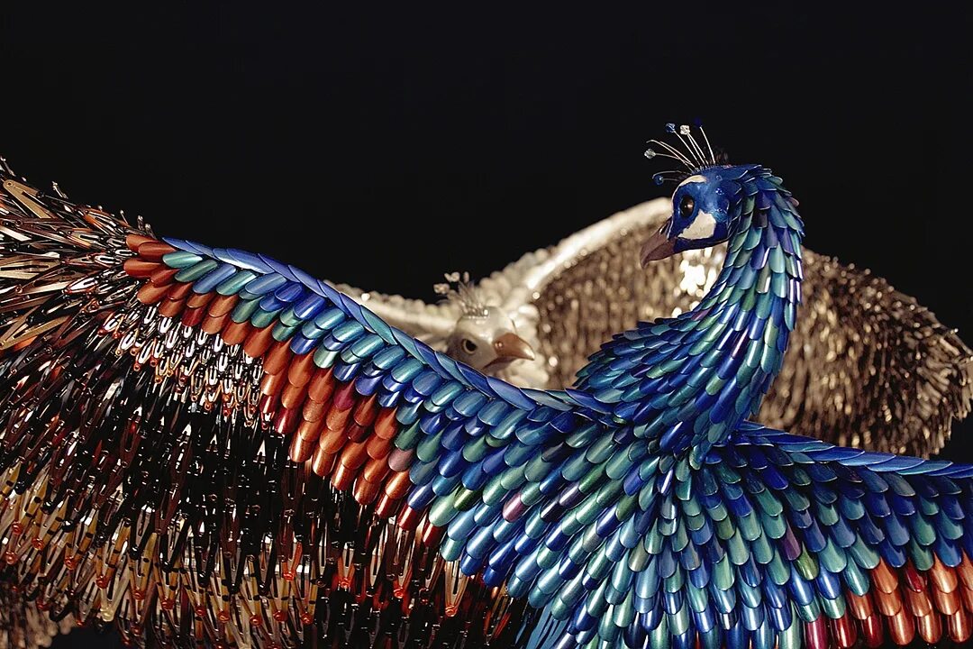 птички из пластика. птица из бутылки пластиковой. птичка из бутылки. птицы из бутылок пластиковых для сада. поделки из пластмассовых бутылок.