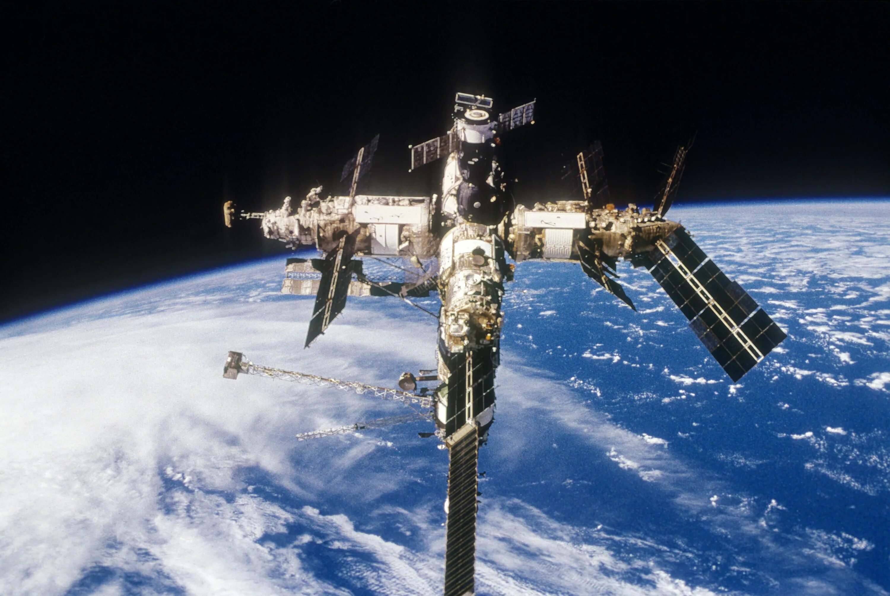 Первая космическая станция на орбите. Станция мир 1986. Советская орбитальная станция мир. Орбитальная Космическая станция мир 1986. 1986 Запущена Советская орбитальная станция «мир».