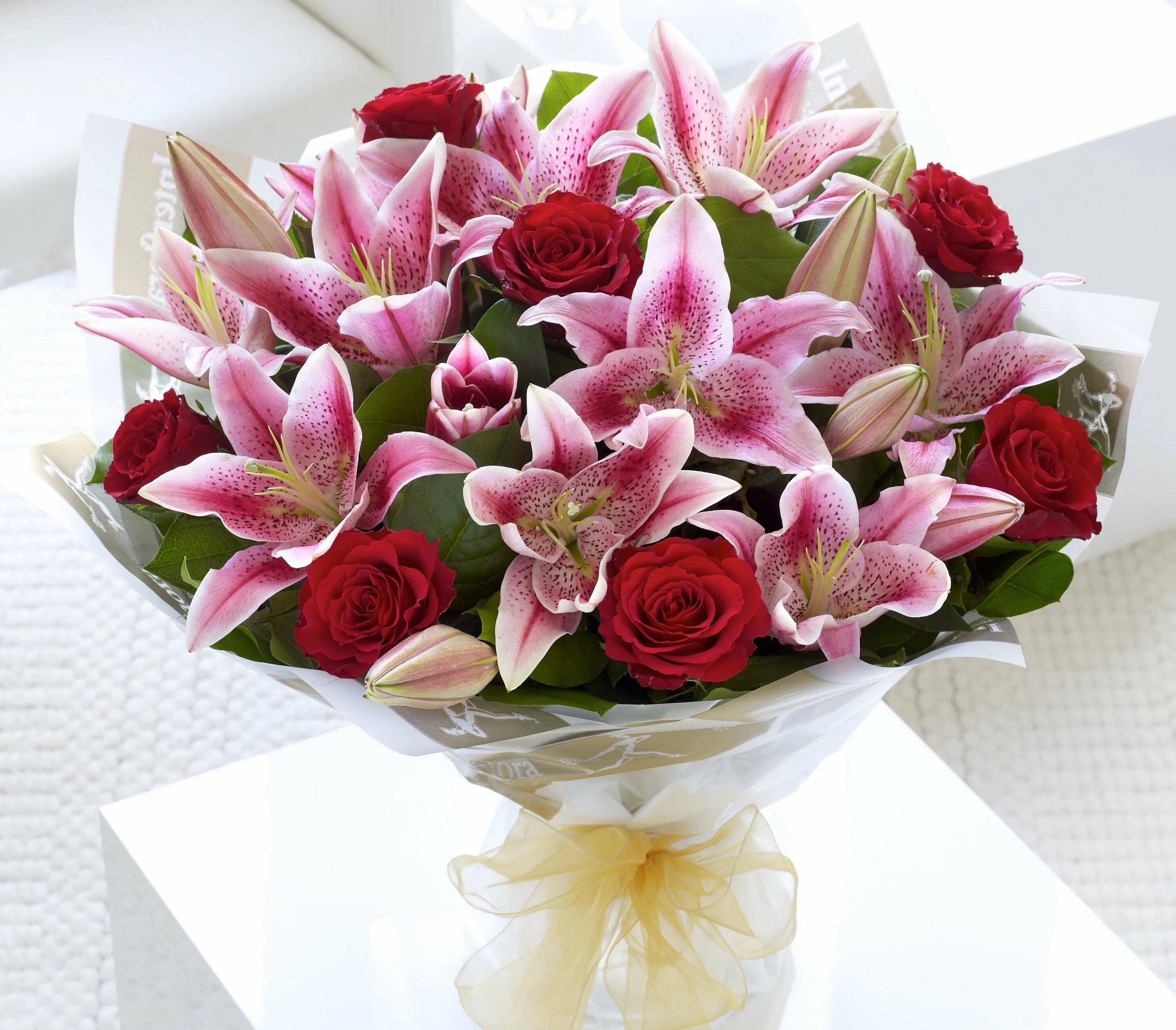 Красивый букет лилий. Розы с лилиями. букет &quot;роза и лилии&quot;. букет лилий. шикарный букет из лилий.