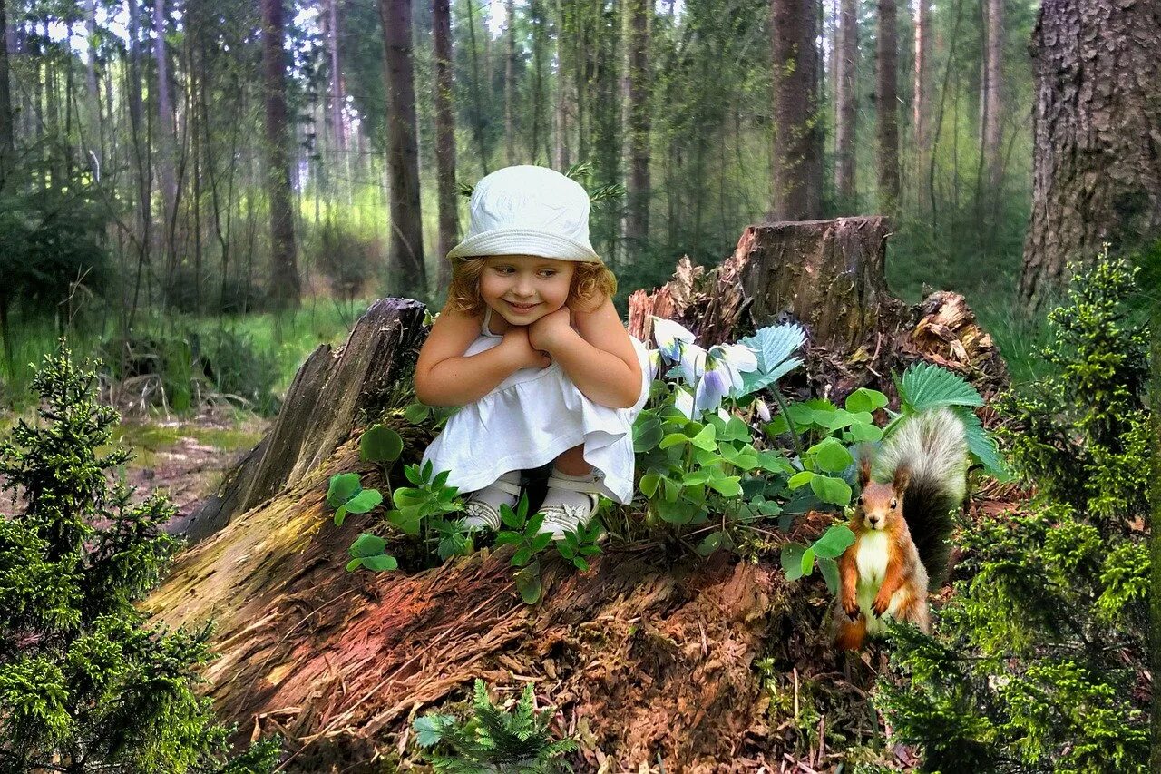 Девочка июля. Малыши. в лесу. ребенок природа лес лето. природа лес для детей. девочка на полянке в лесу.