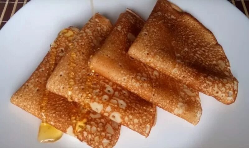 Блины с дырочками фото. Блины ажурные тонкие с дырочками на молоке. Тонкие ажурные блинчики на кефире. Блины на кефире с дырочками. Мягкие ажурные блинчики на молоке.