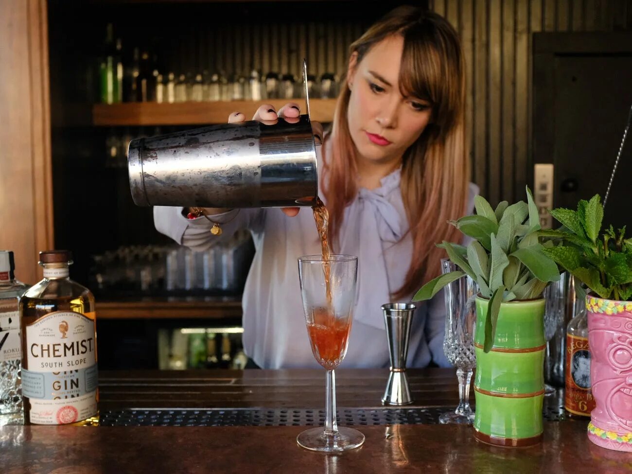 Drink make find. Бармен. девушка бармен. бартендер. making drinks.