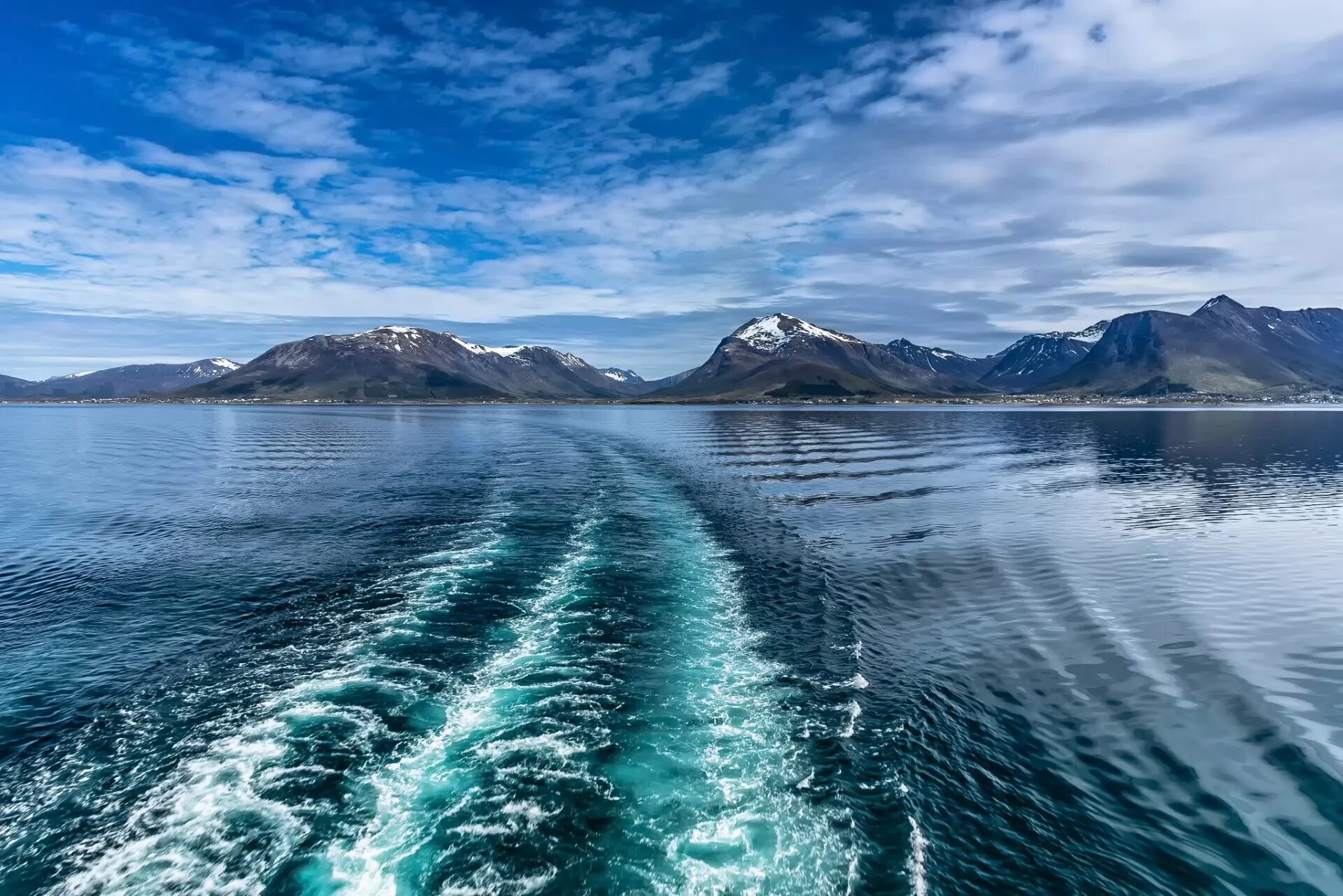 Live near the sea. Лофотенские острова китовое сафари. Лофотенские острова Норвегия 3840x2160. Рейне Лофотенские острова Норвегия. Согнефьорд Норвегия.