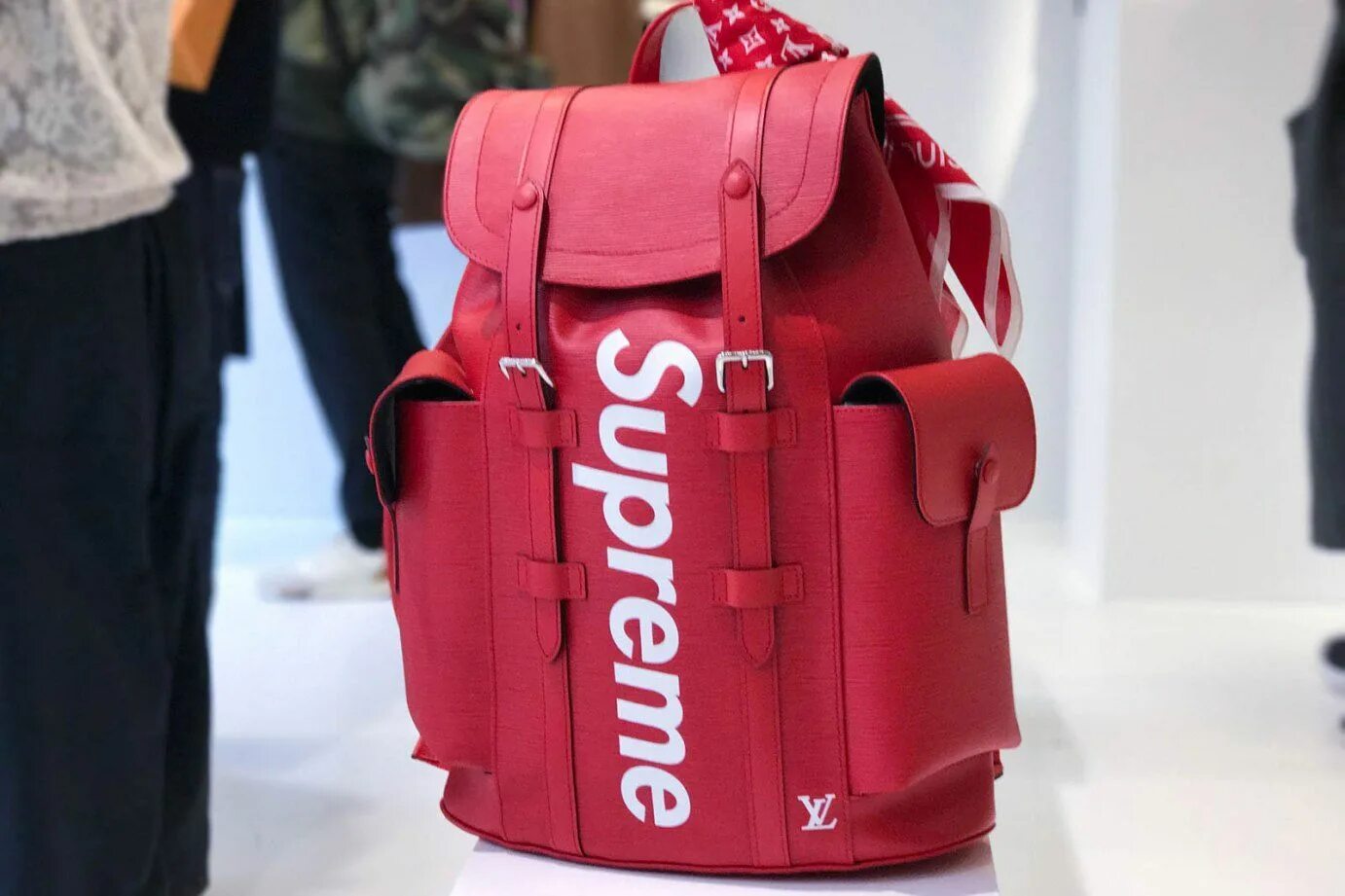Louis vuitton new monogram. Louis vuitton x nigo "giant damier" shirt garnet red. Луи виттон сумка мессенджер. Коллаборация supreme и louis vuitton. Louis vuitton supreme рюкзак красный.