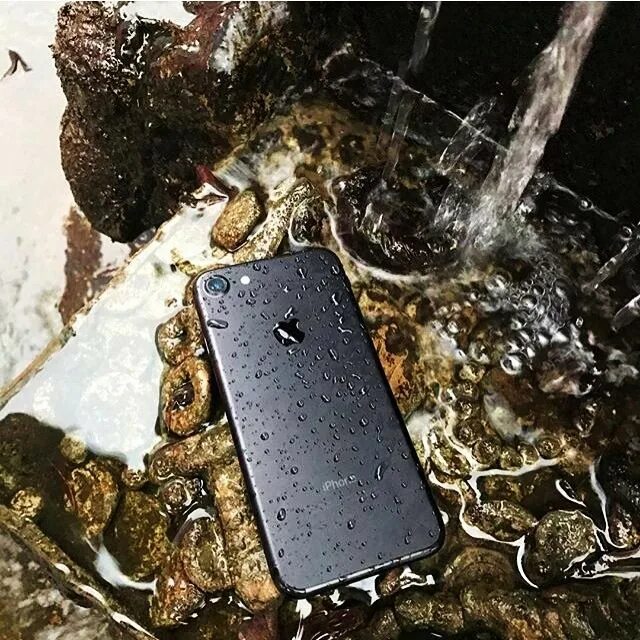 Утопленный iphone. Айфон утонул. Утопленный телефон. Залитый айфон.