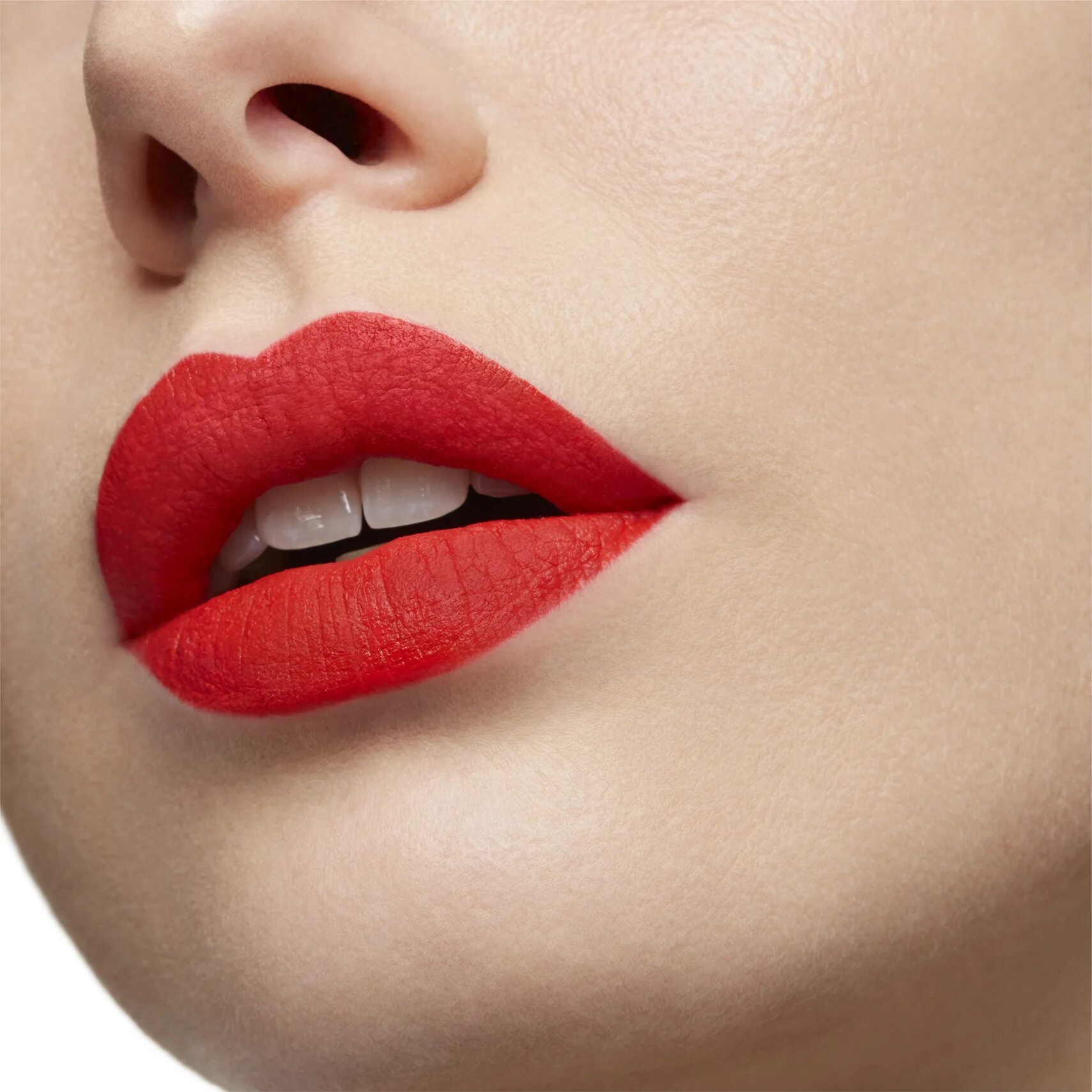 Dior rouge dior 683. Эль коразон помада на губах. Satin помада для губ. Атласная помада. Помада mac lipstick.