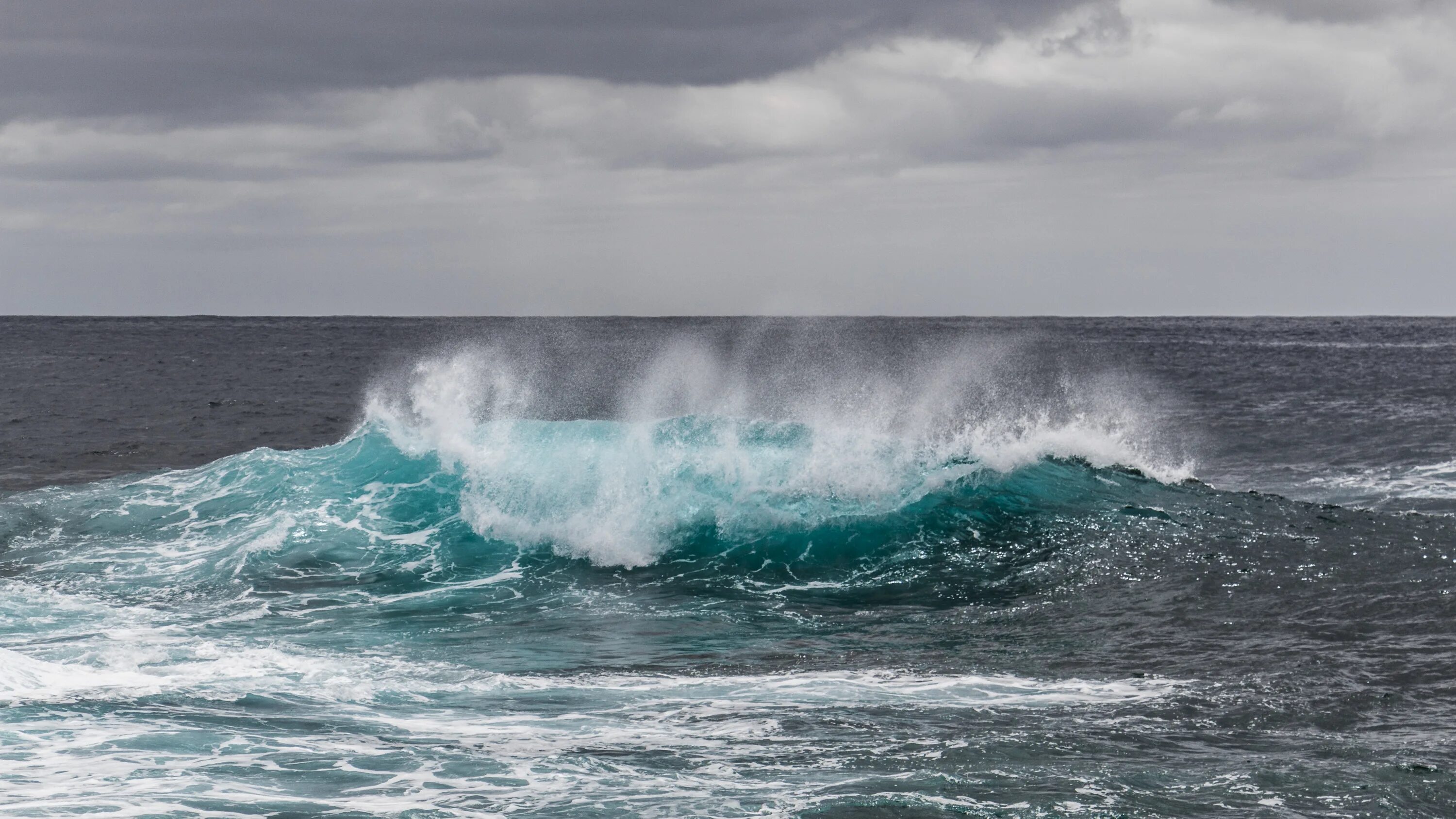 Океаны волны ветры. Атлантический океан шторм. Атлантический океан шторм волны. Море океан волны шторм ЦУНАМИ. Северный Атлантический океан.