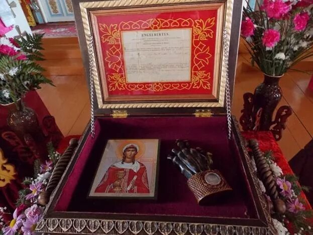 Где мощи варвары. Мощи святой великомученицы варвары в киеве. святая варвара великомученица мощи. мощи великомученицы варвары. великомученица варвара мощи.