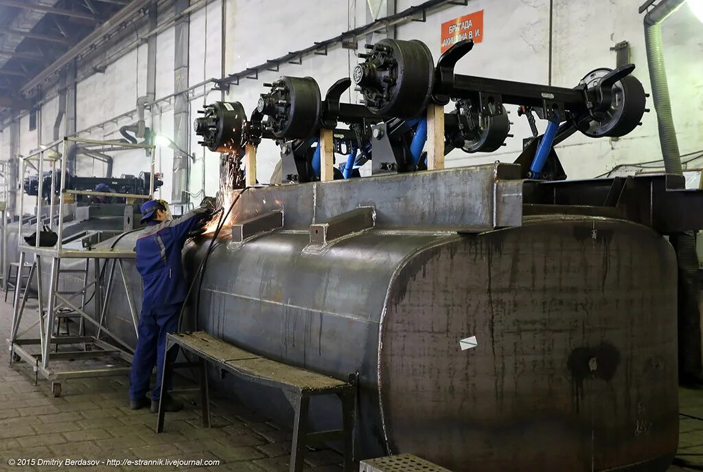 Цистерна для молока. Цистерна чмз. Резервуар для хранения масла. Вварка днища в авто-цистерну. Цистерна чмз.