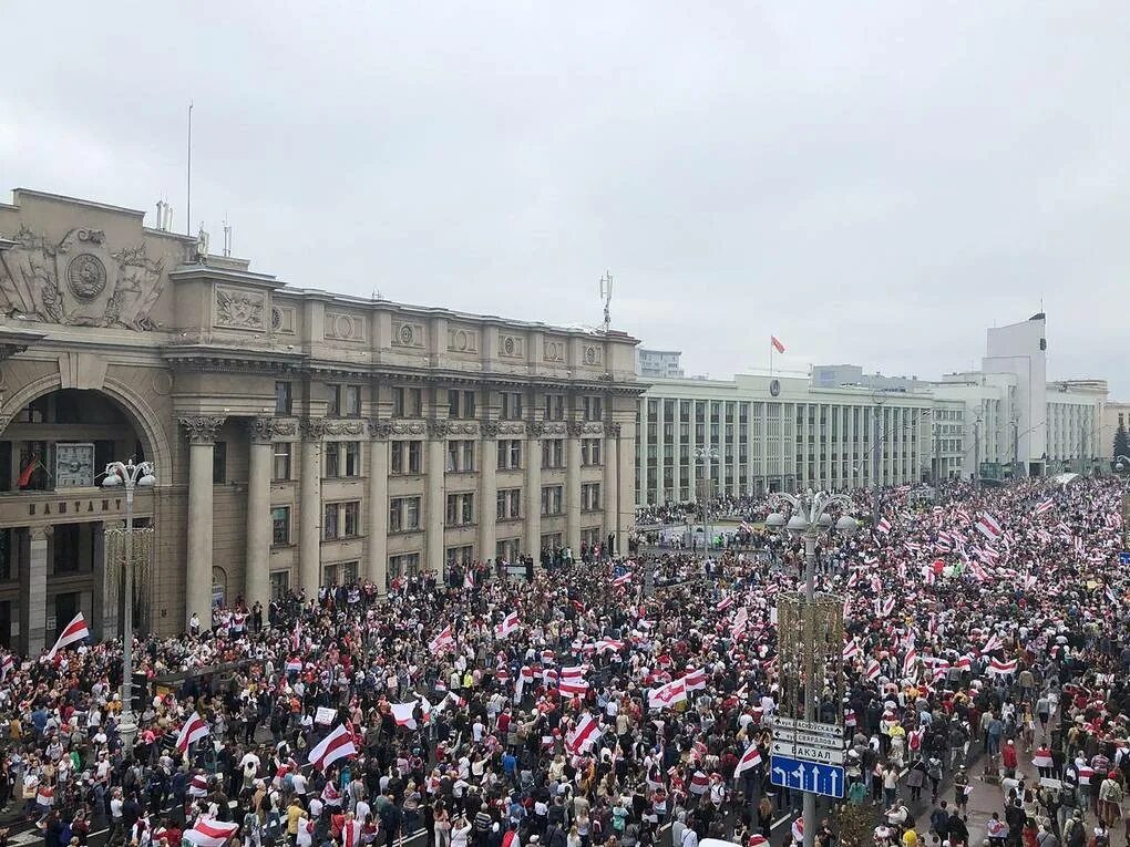 24 августа минск. Митинг в августе 2020 в беларуси. Протест с цветами. Протесты в беларуси 2022. Протесты в беларуси 2020.