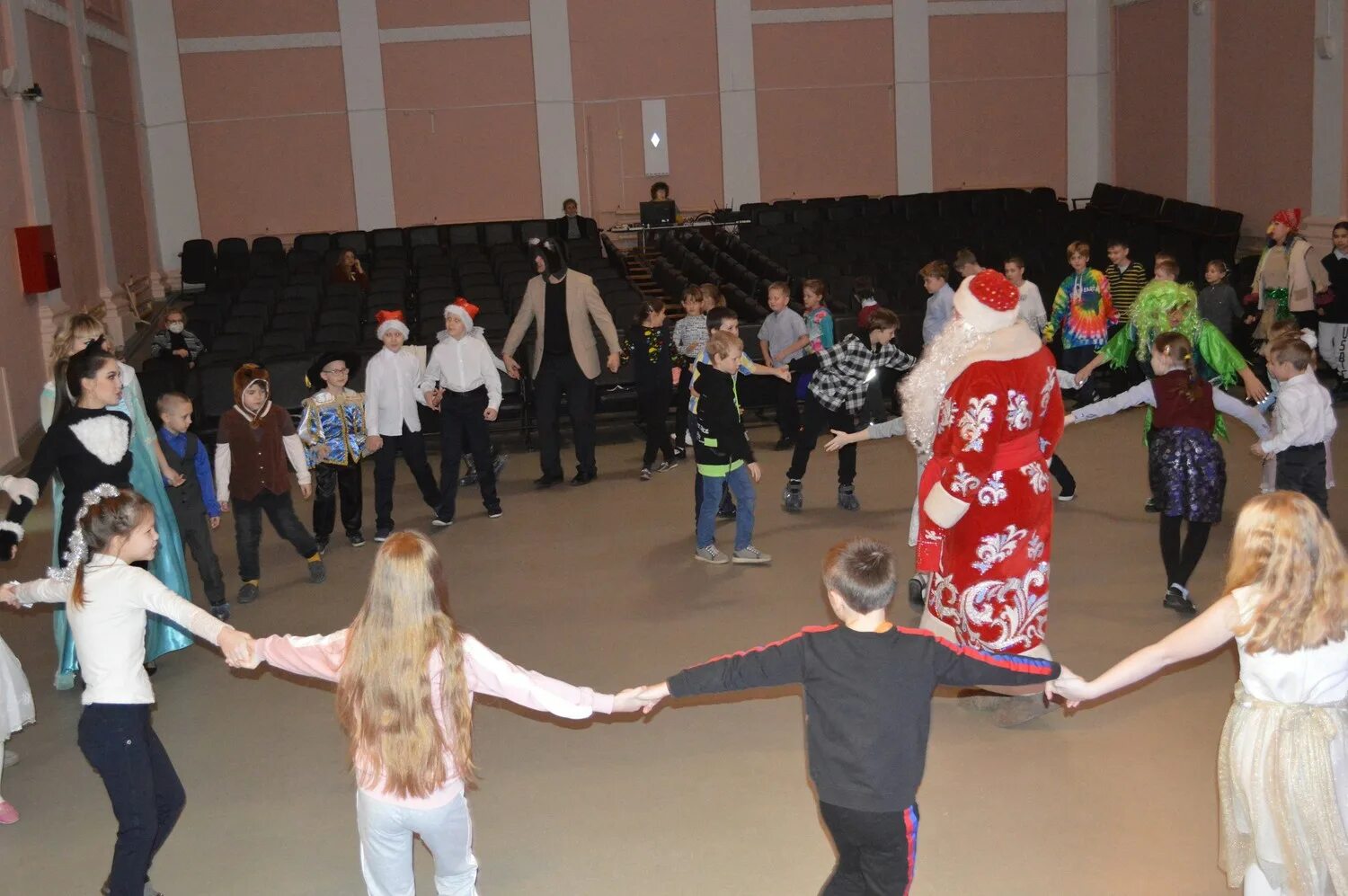 Сказочная елка новый год. Новогоднее представление команды. Новогоднее представление для детей 7 лет в сарапуле. Фестиваль пряника в петербурге 2022. Курган новогодние представления 2023.