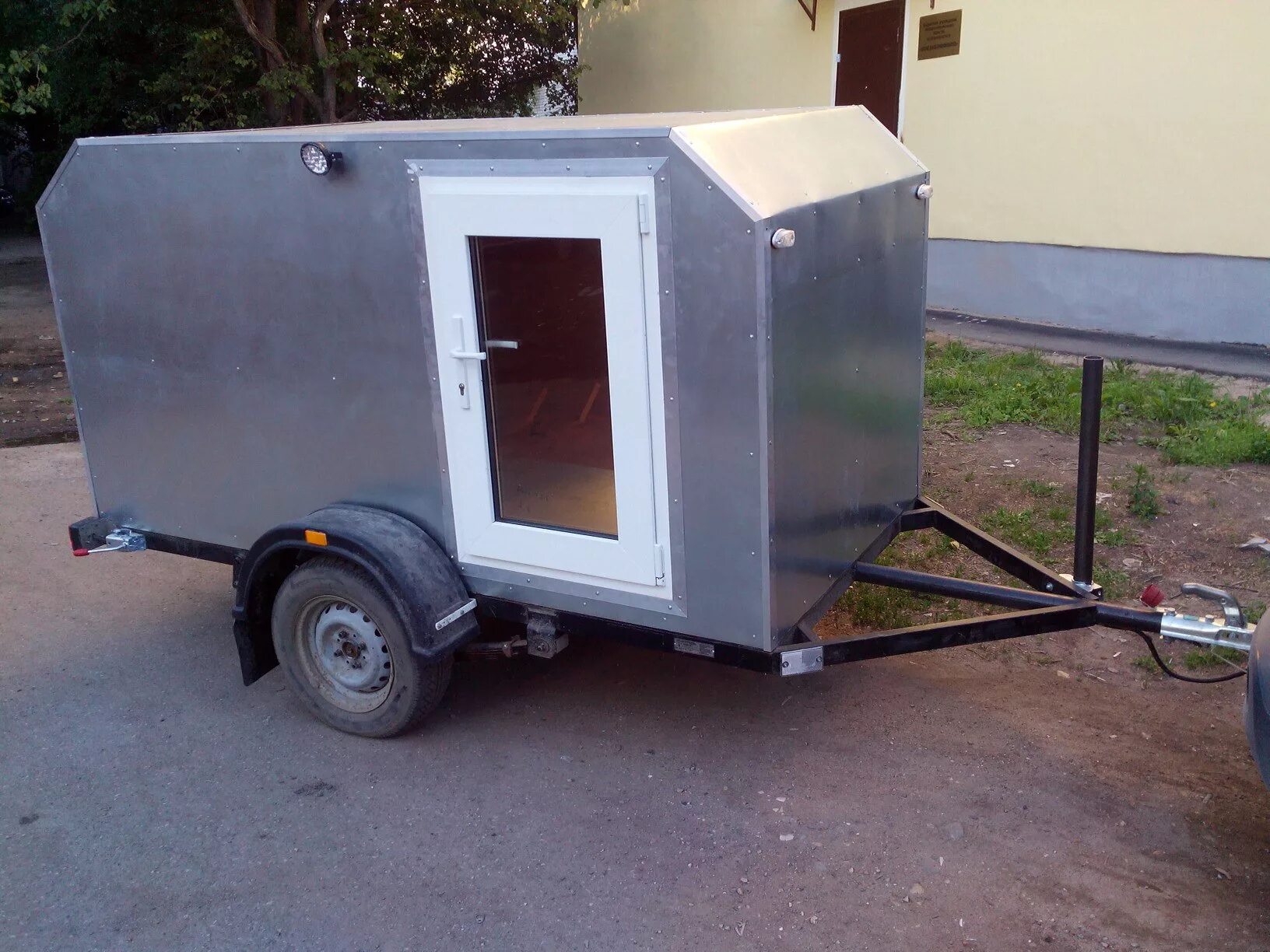 Джанкой на колесах барахолка прицеп легковой. Прицеп techau 2700. легковой прицеп будка 2500кг. прицеп тонар легковой будка. прицеп будка тантал.