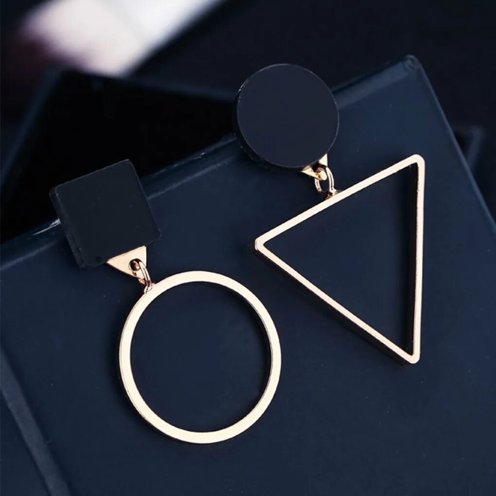 Серьги треугольники. Серьги геометрия. Серьги геометрия. Серьги геометрической формы. Серьги геометрия.