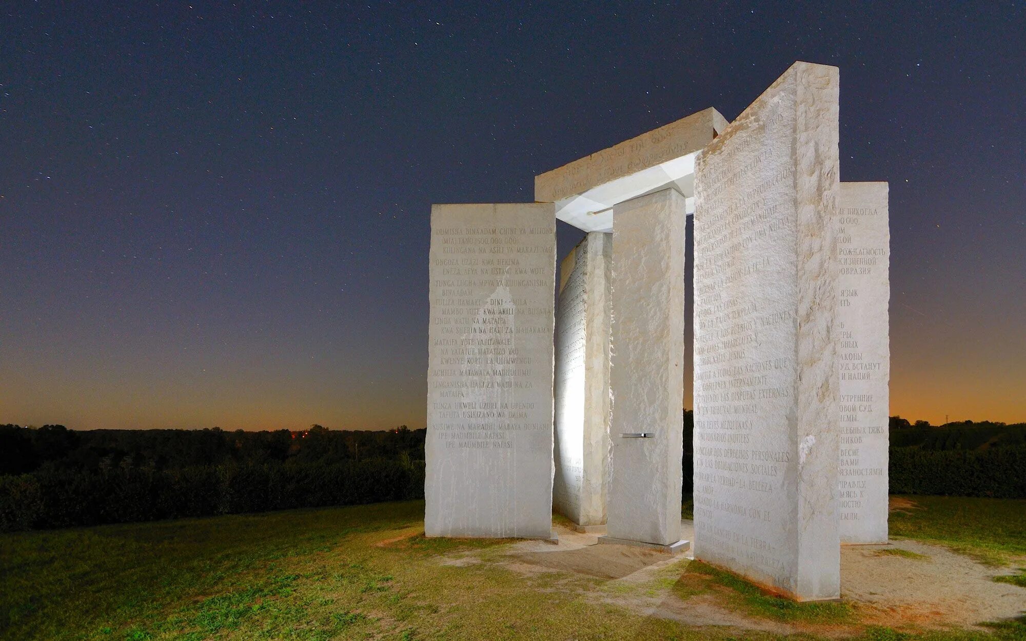 Монумент джорджии. Пятисот миллионов человек. Пятисот миллионов человек. Памятник в джорджии. Скрижали на земле должно остаться 500 миллионов человек.
