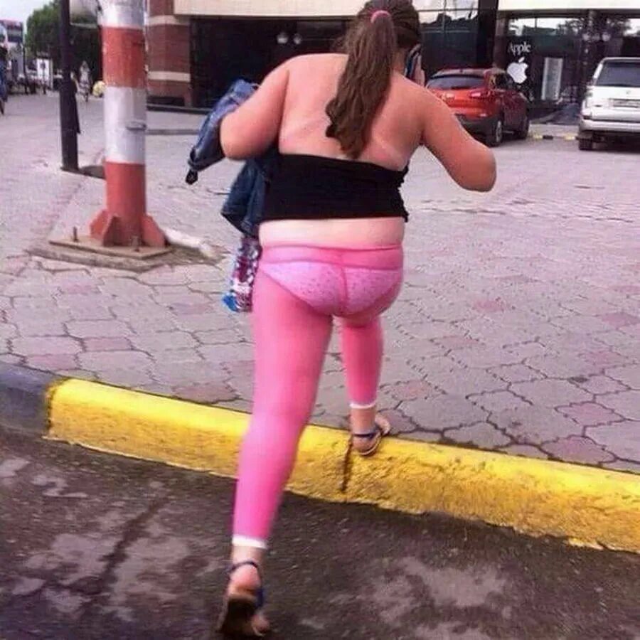 жирные женщины влегесах. жирные женщины в лосинах. жирные девушки в леггинсах. кожаные штаны на полных. толстая женщина в леггинсах.