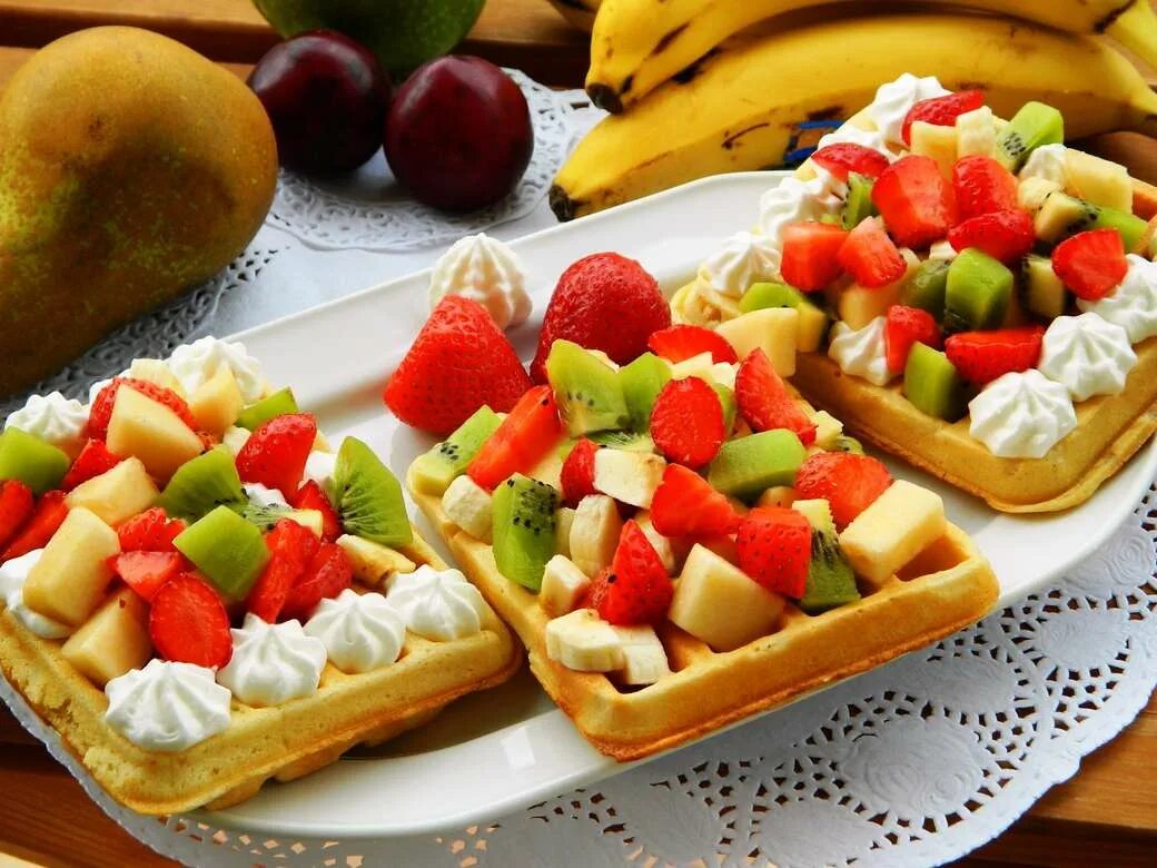Бельгийские вафли bubble waffle. Бельгийские вафли со сливками. Вафли с фруктами. Вафли с фруктами. Вафли с фруктами.
