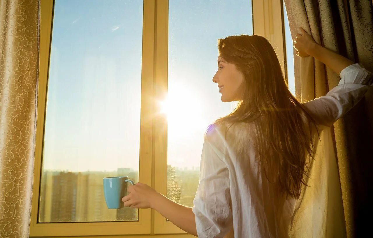 На рассвете я просыпаюсь обливаюсь. Она девушка. Солнечное утро в окне. Девушка у окна. Женщина возле окна.