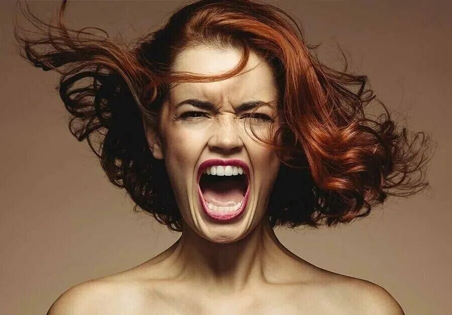 Смех злость. Девушка кричит. Злая девушка. Хитрость злость эмоции. Женщина злость.