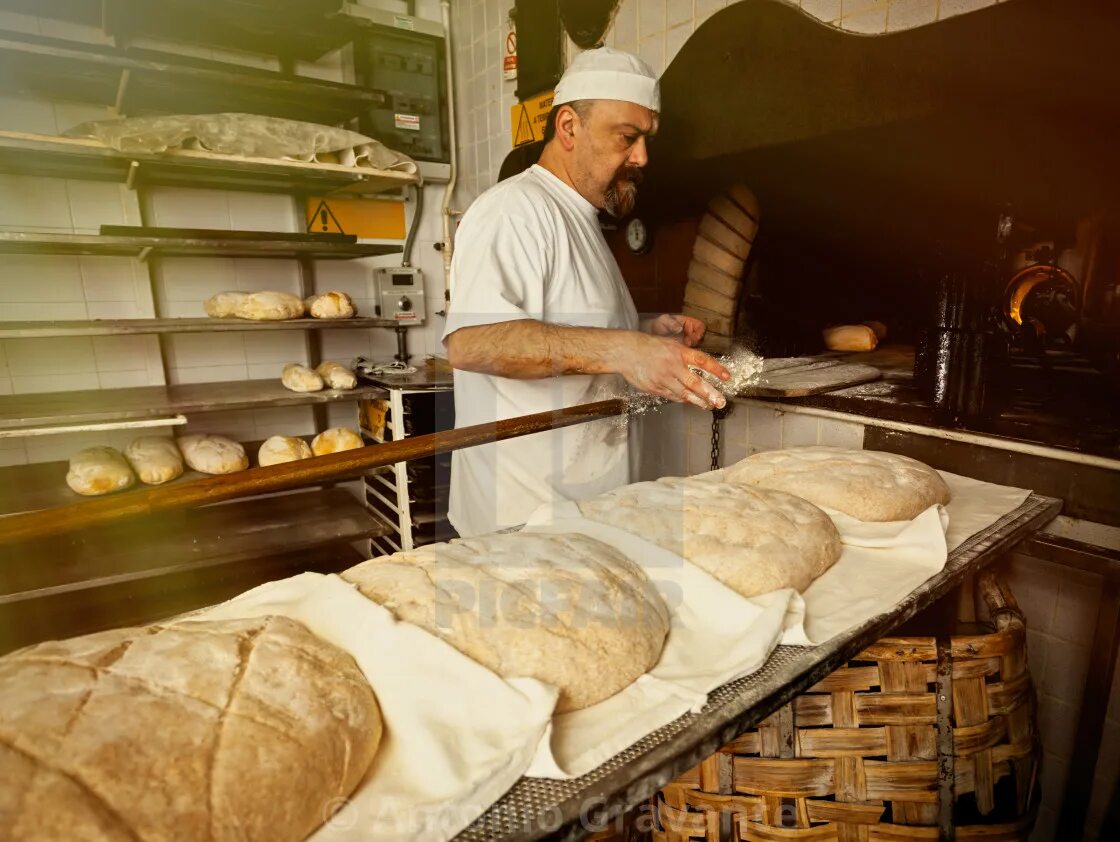 В риме умевший печь хлеб раб. Печь для пекарня Baker. Пекарь печет хлеб. Пекарня пекут хлеб. Хлеб в печи.