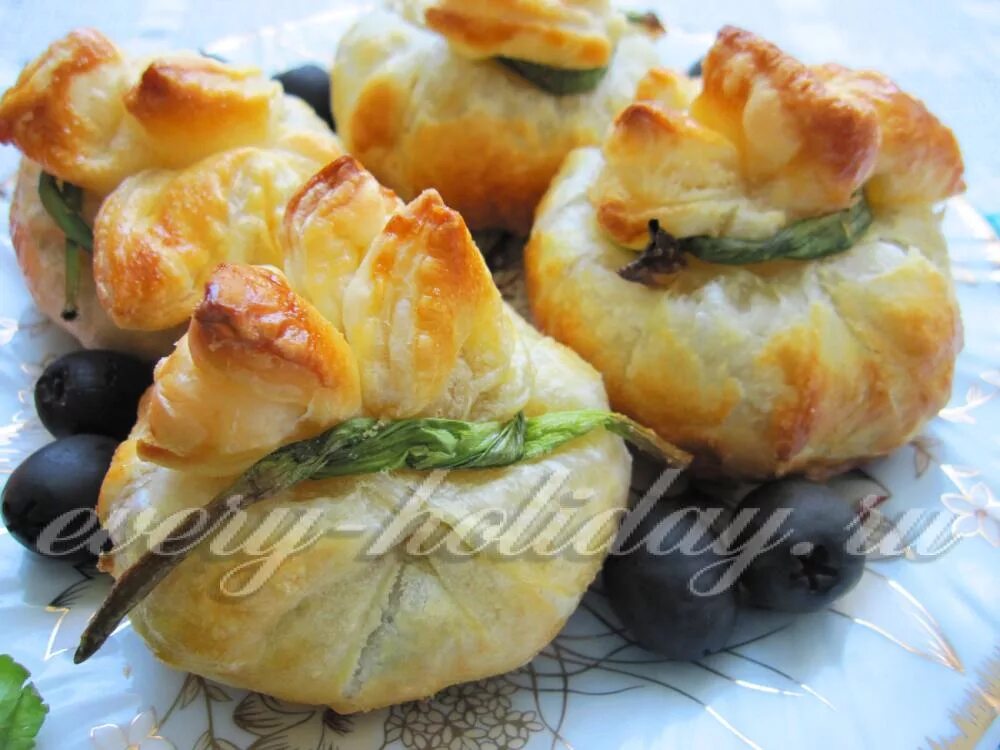 Слоеные мешочки с курицей. Закусочные мешочки из слоеного теста. мешочки из слоеного теста с курицей и грибами. закусочные мешочки из слоеного теста на праздничный стол!. кулечки из слоеного теста.
