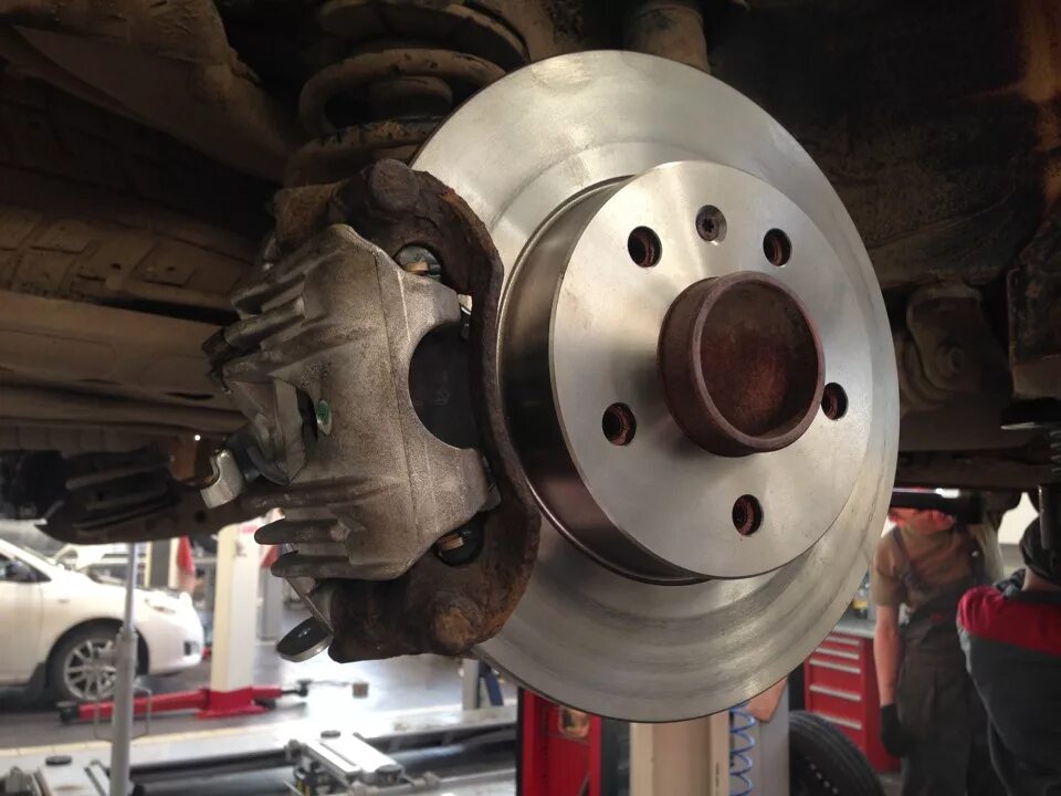 Задние тормозные диски zafira b 2007. Тормозные диски опель зафира б 1. Задние диски зафира. Задний тормозные колодки на opel zafira b. Задние диски зафира.