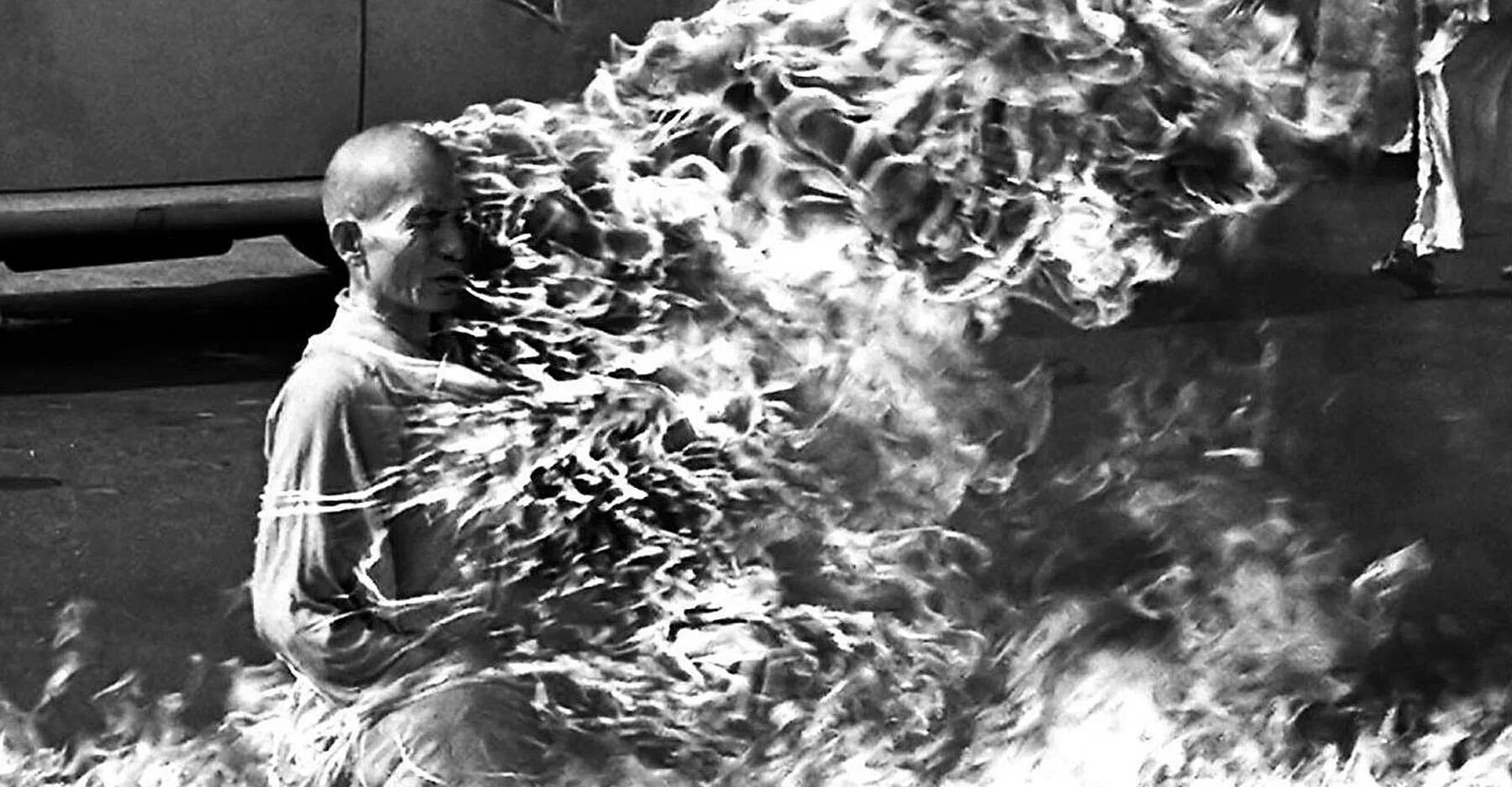 Монах горит. Самосожжение монаха вьетнам 1963. горящий монах малкольм браун 1963. тхить куанг дык вьетнамский монах.