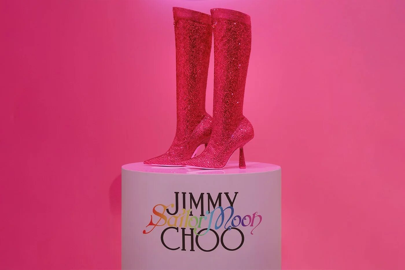 Jimmy choo sailor moon. Сапоги jimmy choo. сапоги розовые. джимми чу сейлормун. moon boot коллаборация.