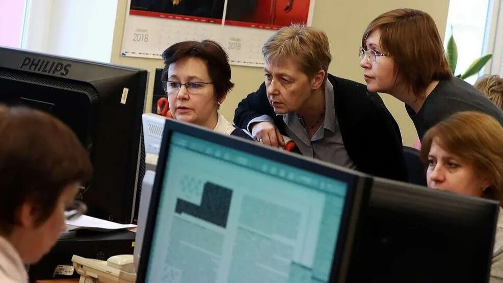 65 работают. 65 работают. Карталы сотрудники соцзащиты. Работа на заводе. Пособие тасс.