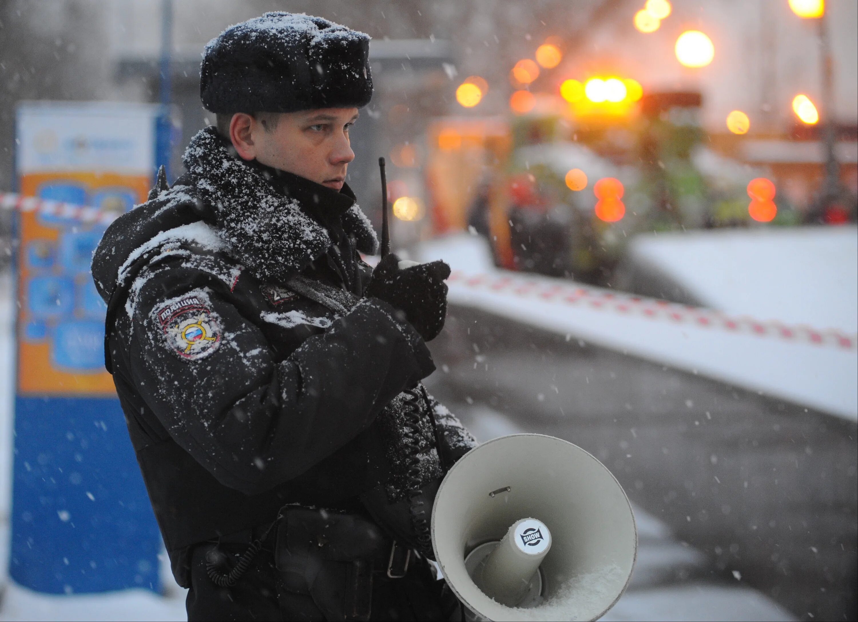 Усилена безопасность москвы. Полиция новый год. Полиция зима. Полицейский зимой. Полиция Москва зимой.