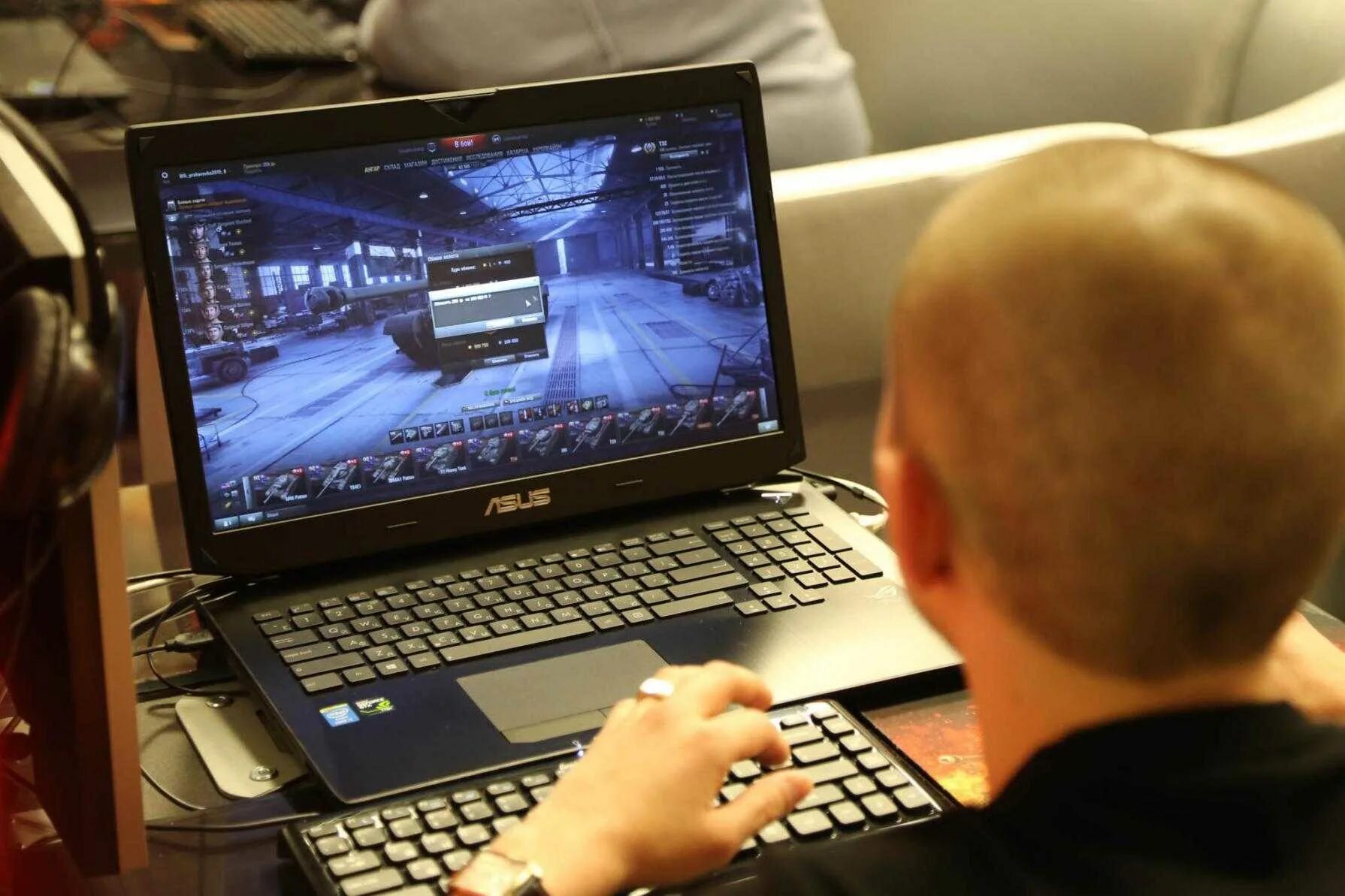 Игрок в танки. Человек играющий в танки. Ребёнок за игрой в танки. Задроты в танках. Танкист за компом.