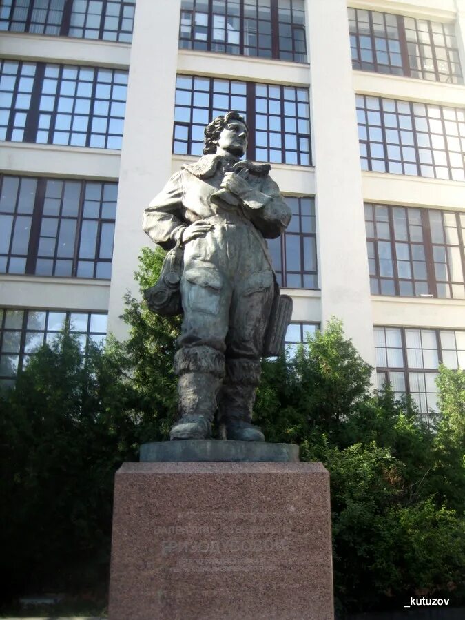 Памятник лётчице на кутузовском проспекте. Гризодубова летчица памятник. Памятник валентине гризодубовой в москве. Памятник гризодубовой. Памятник лётчице на кутузовском проспекте.