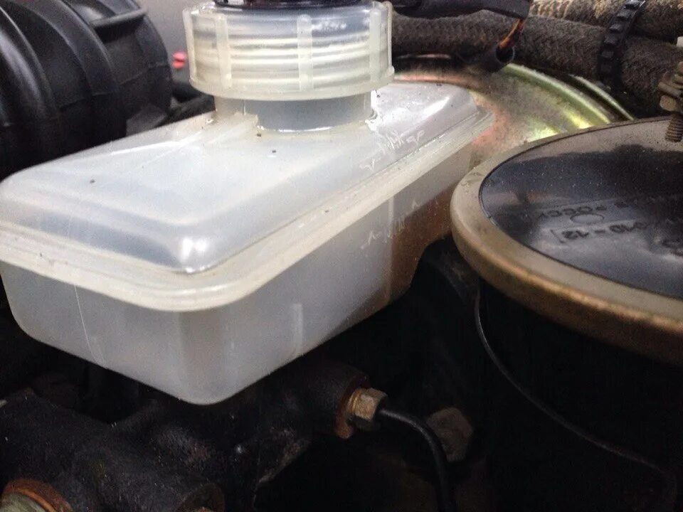 Тормозная жидкость ваз 2115. Жидкость ваз. Тормозная жидкость ваз 2114. Бачок тормозной жидкости 2112. Бачок тормозной жидкости ваз 2105.