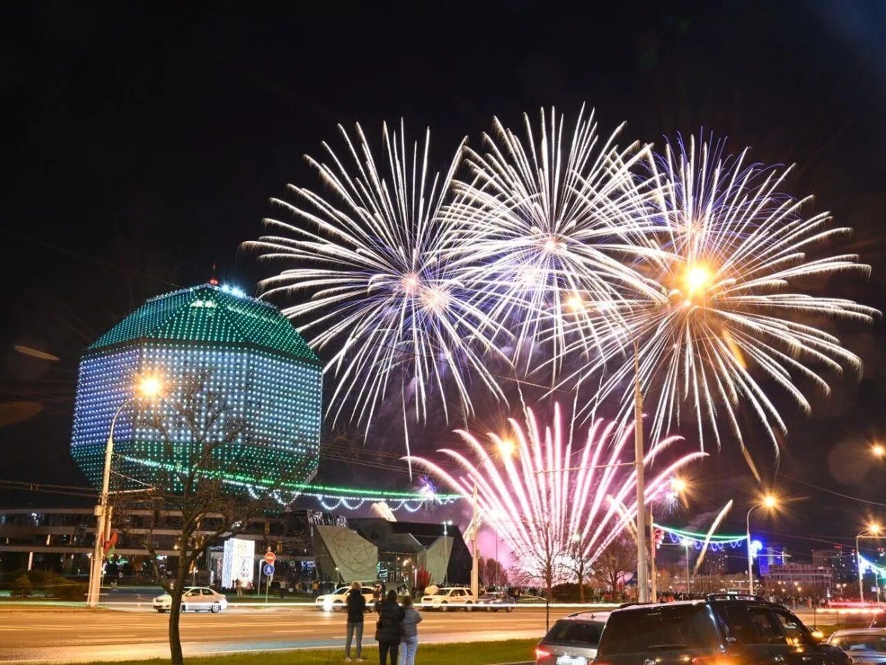 Салют в минске 9 мая 2024. Салют в минске. минск день города. минск салют день независимости. минск салют 9 мая.