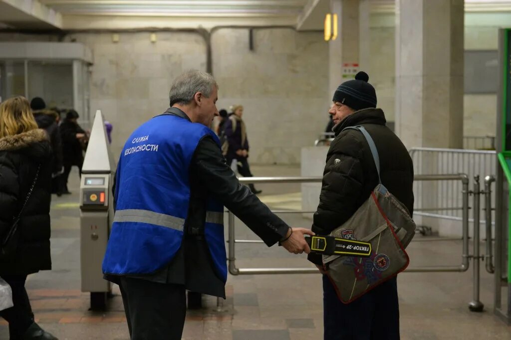 Инспектор безопасности в метрополитене. Служба безопасности метрополитена. Инспектор службы безопасности метрополитена. Зона транспортной безопасности в метро. Инспектор службы безопасности метрополитена обязанности.